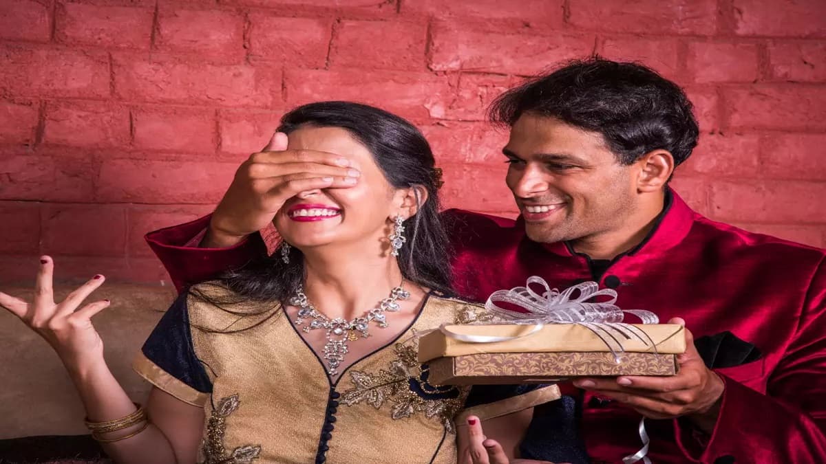 Customized Karwa Chauth Gifts Online - Karwa Chauth Gifts for Wife | Zoomin