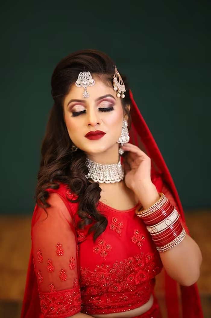Bridal Makeup Look खुद कर रही हैं अपना ब्राइडल मेकअप तो इन बातों का