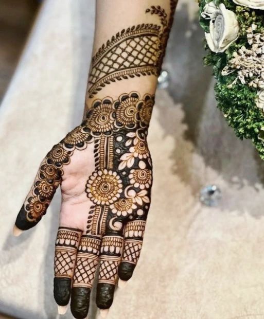 Arabic Mehndi Designs: महिलाओं के हाथों की खूबसूरती बढ़ा देगी अरेबिक मेहंदी, यहां है बेस्ट डिजाइंस 