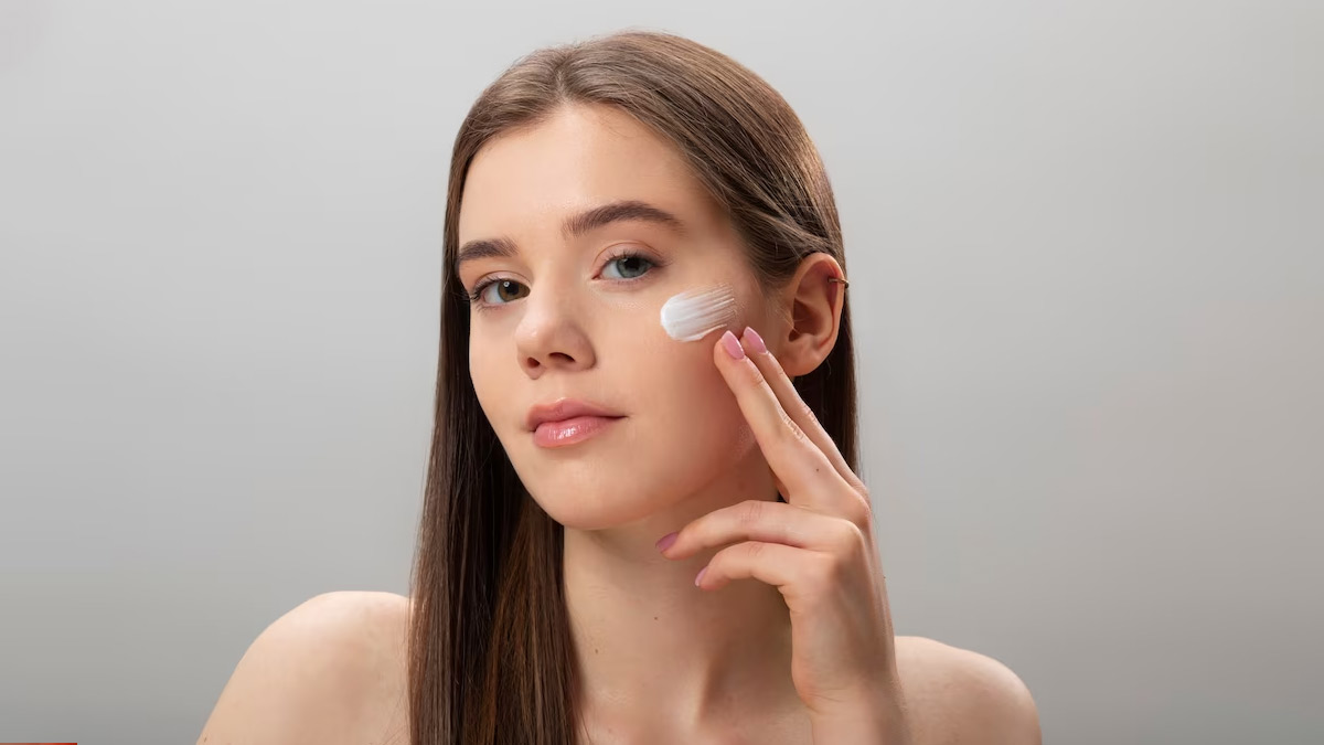 Skin Care Tips सॉफ्ट और ग्लोइंग स्किन के लिए घर पर बनाएं क्रीम, जानें