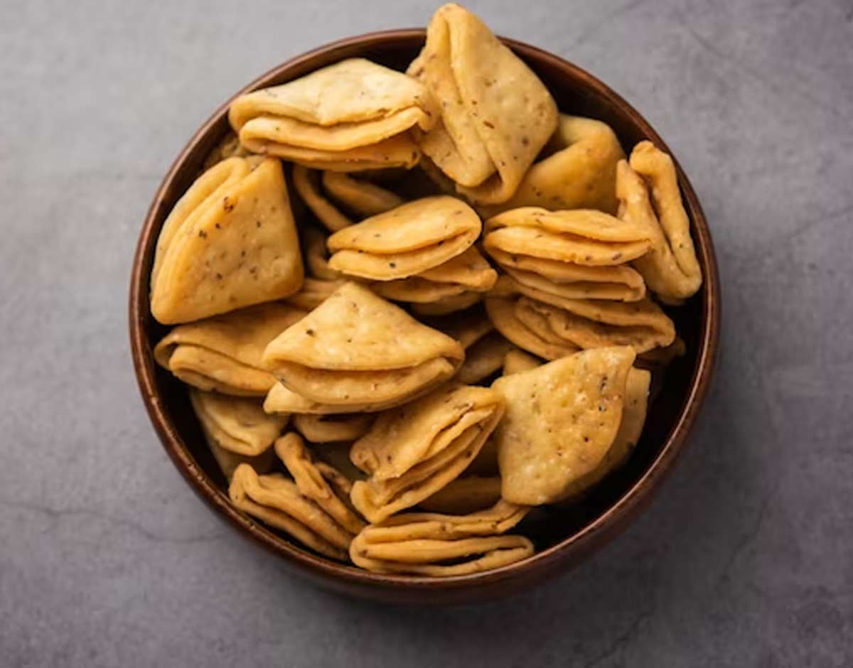 What is Mathri made of