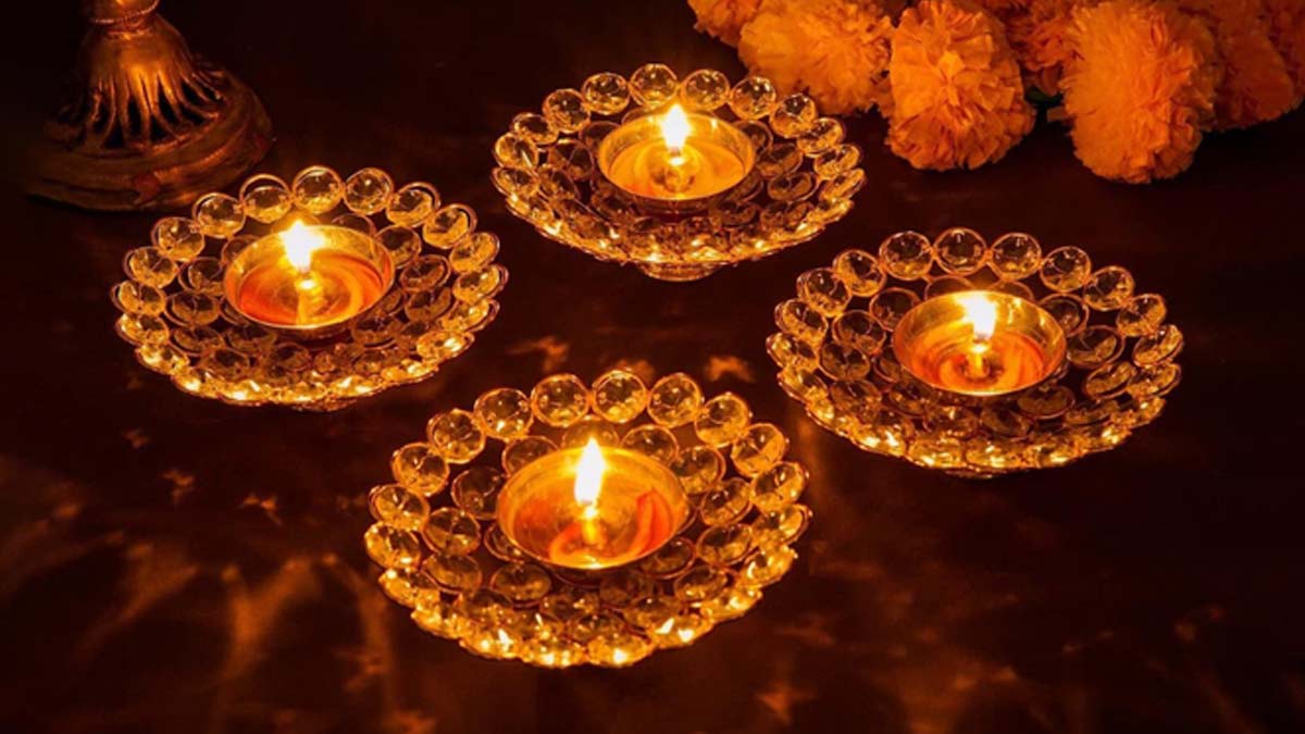 Diwali 2023: इन यूनिक दीयों से करें मंदिर की सजावट, जगमगा जाएगा पूरा घर 