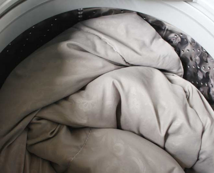 सर्दियों से पहले कुछ इस तरह से साफ करें अपने भारीभरकम कंबल, नहीं
