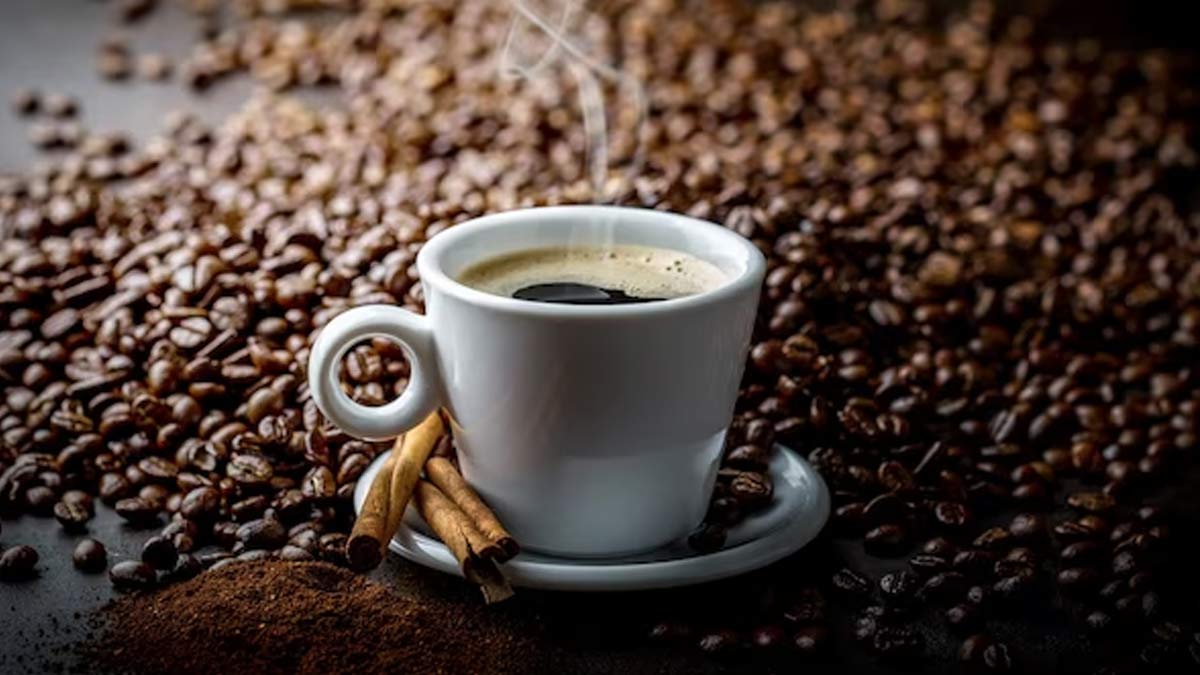 कॉफी पीने के शौकीन हैं तो हो जाएं सावधान, वरना हो जायेगा ये नुकसान | what  happens if i drink coffee everyday | HerZindagi