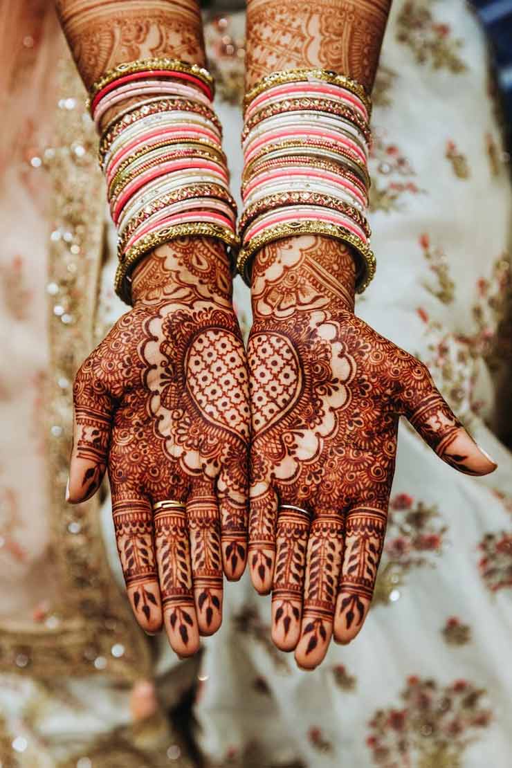 henna applying on hands