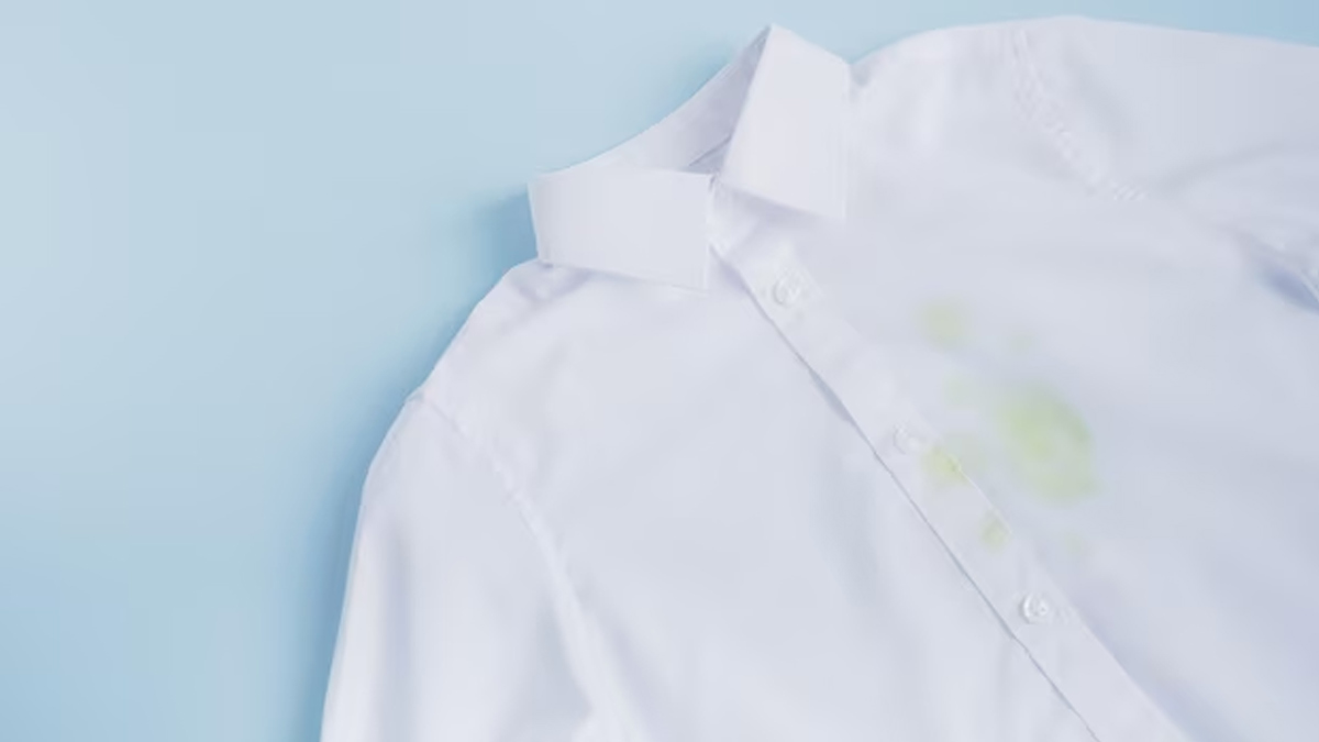 ऑफिस शर्ट पर लगे ग्रीन टी के दाग को ऐसे करें साफ | how to remove green tea  stains from clothes | HerZindagi