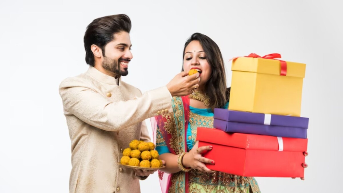 Karwa Chauth 2021 Gift Ideas: करवा चौथ पर पत्नी को दें ये 7 यूनिक गिफ्ट्स,  हो जाएंगी खुश - karwa chauth 2021 gift ideas husband wife festive season  tlif - AajTak