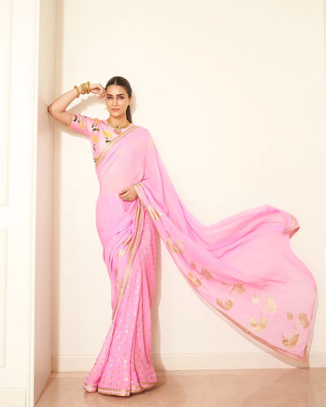 kriti sanon pink saree