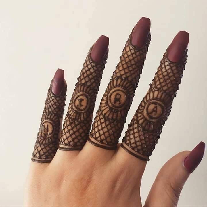 4 Mehndi Designs For Small Fingers of Hands on Karwa Chauth