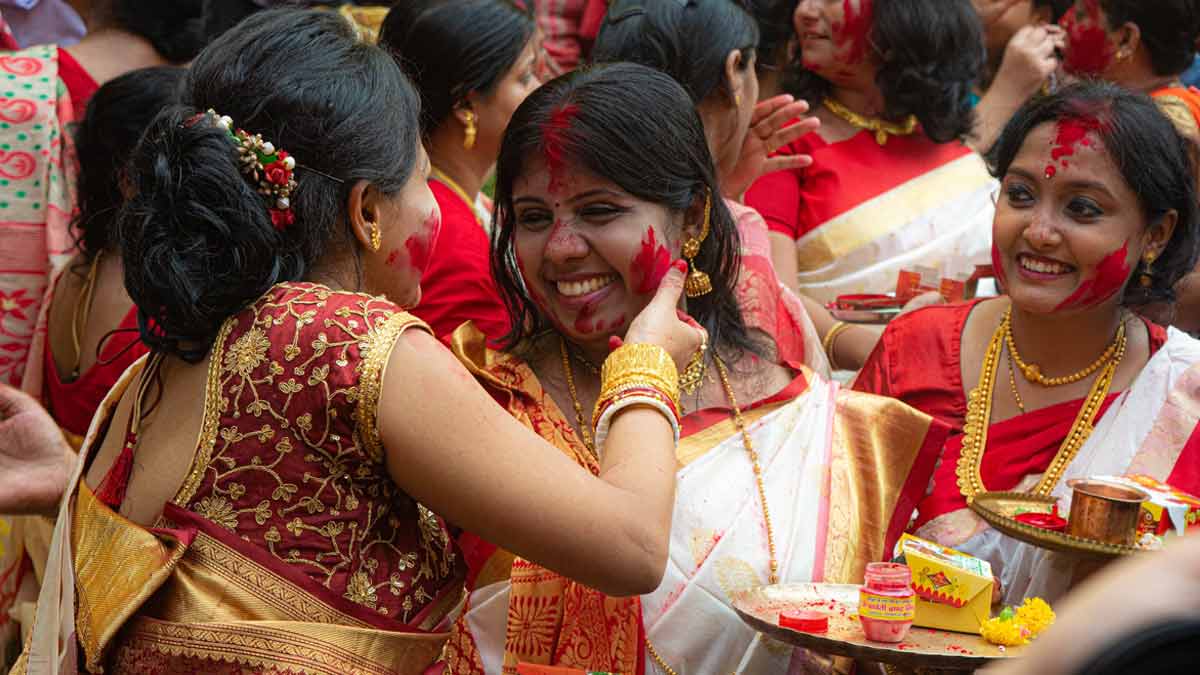 Durga Puja: Rani Mukerji, Rupali Ganguly dance together during Sindoor Khela  | Bollywood - Hindustan Times
