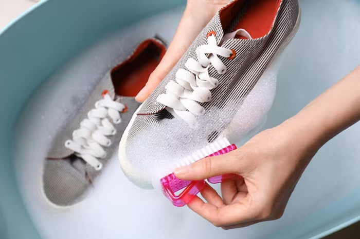 जूतों और चप्पलों पर पड़ गए हैं काले पैरों के निशान कैसे साफ करें | easy ways to clean slippers and shoes black marks | HerZindagi