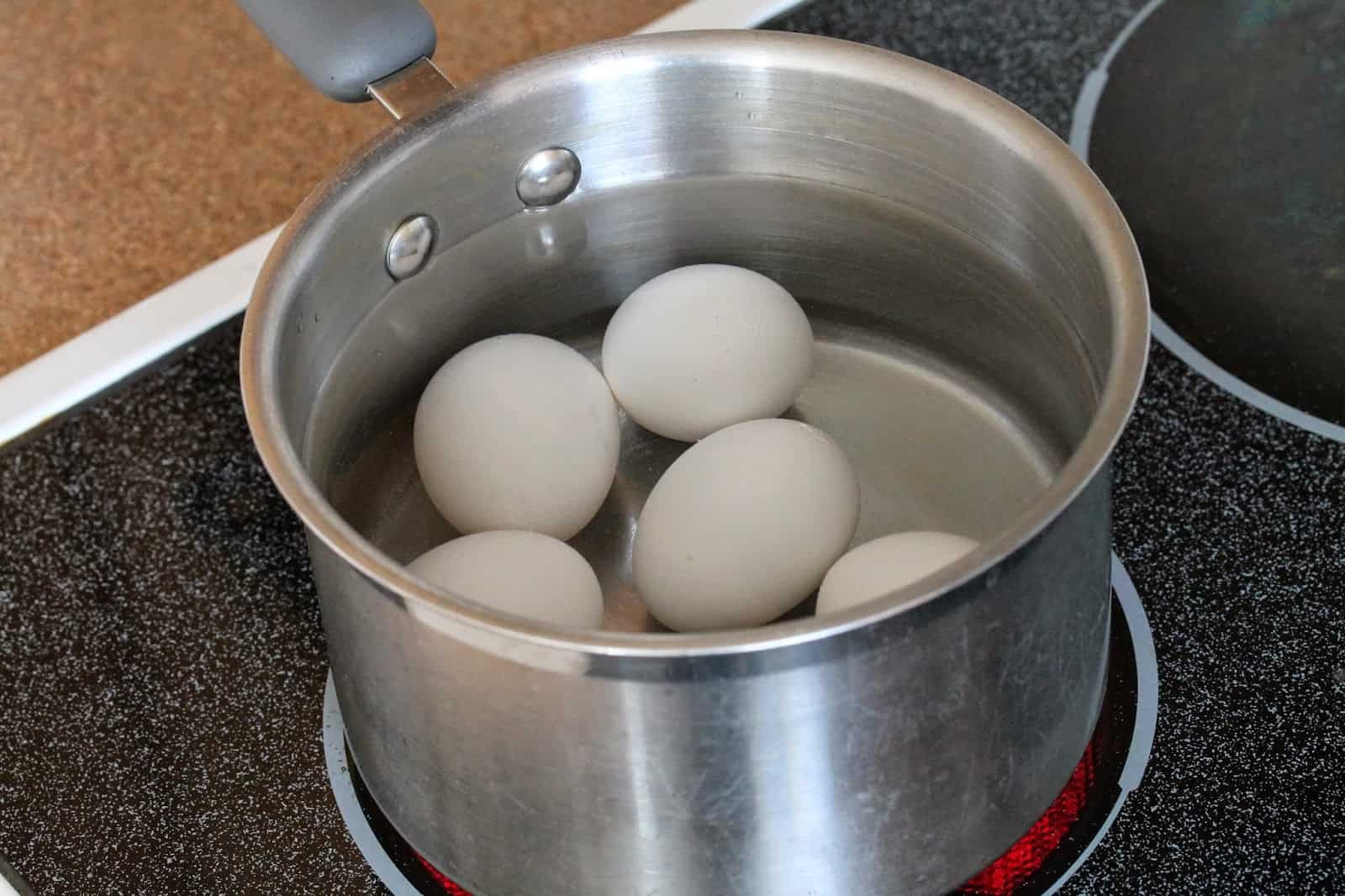 Можно сварить яйца в мультиварке. Boiling Eggs. Держатель для варки яиц круглый. Варка яиц картинка. Яйца вареные в вине.