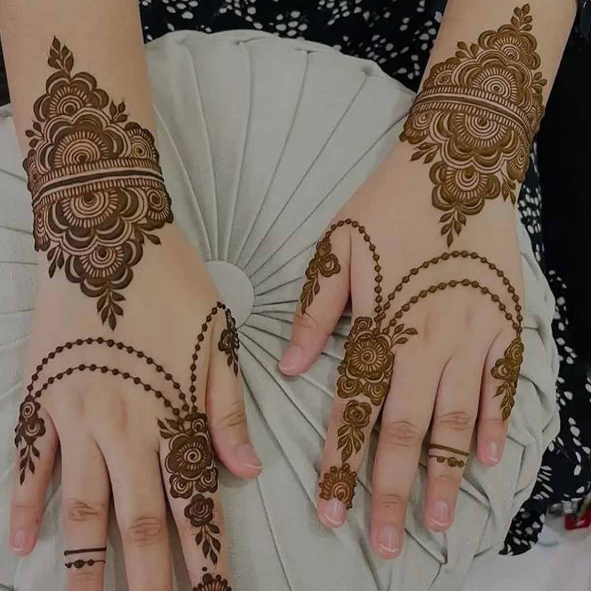 Chain mehndi designs