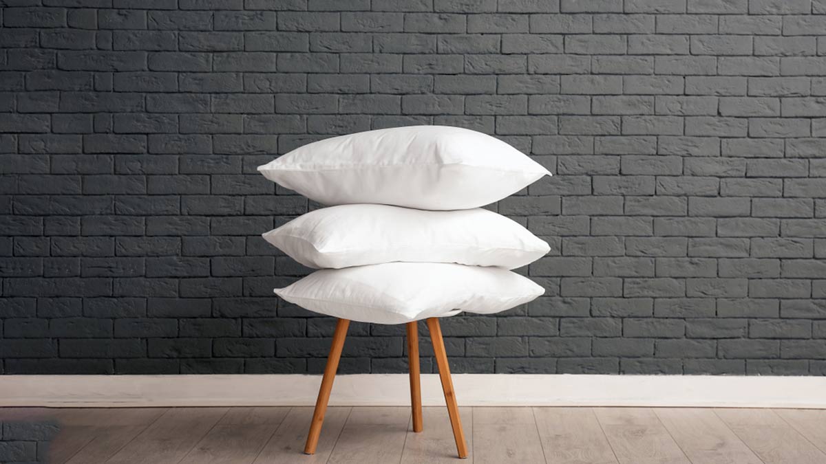 बिना धोए तकिए की ऐसे करें सफाई how to wash pillow without washing HerZindagi