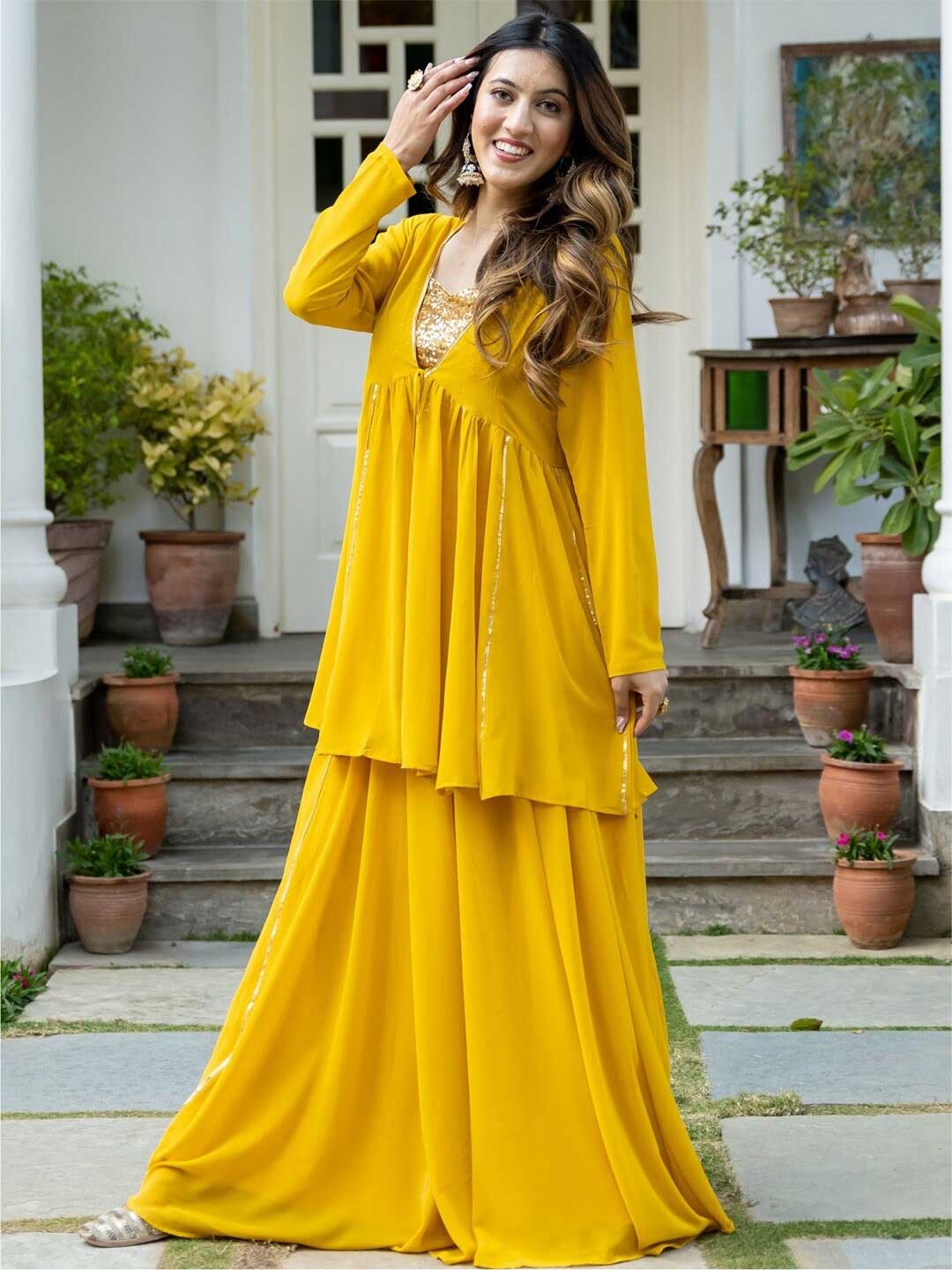 Pre Wedding Shoot प्रीवेडिंग शूट के लिए इन इंडोवेस्टर्न आउटफिट को