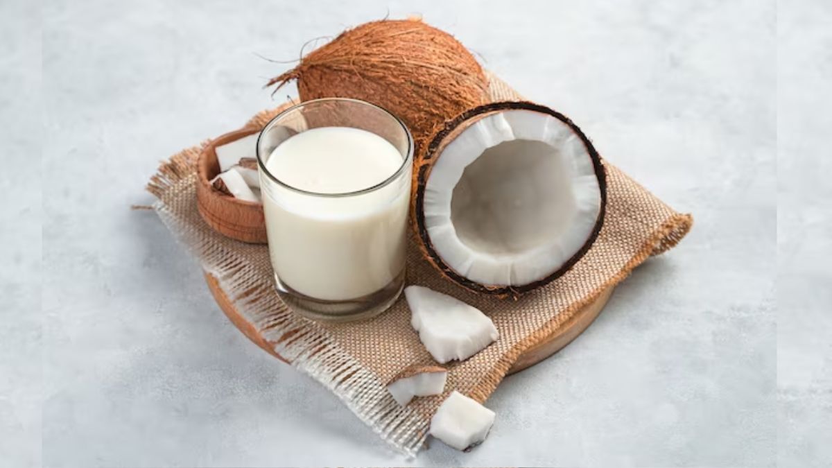 Coconut Milk : தாய்ப்பாலுக்கு நிகரான நன்மைகளை அள்ளித்தரும் தேங்காய் பால்! |  benefits of coconut milk as good as breast milk | HerZindagi Tamil
