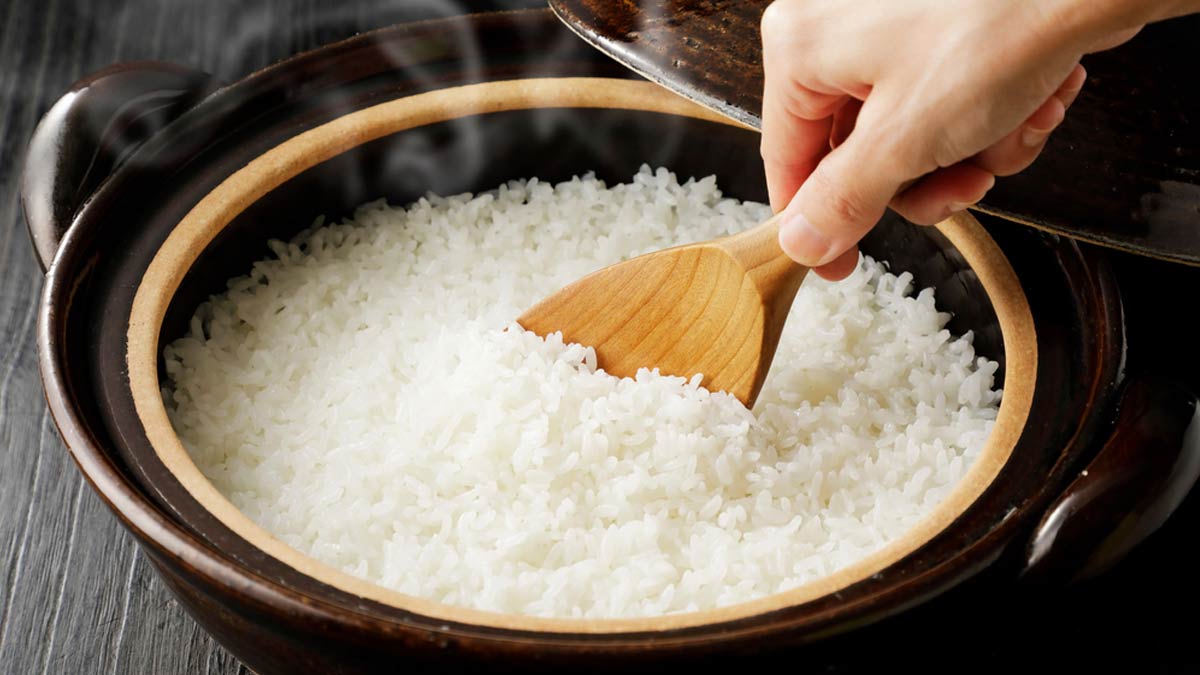 चावल बनाते वक्त फॉलो करें ये 4 कुकिंग हैक्स, कभी नहीं बनेंगे चिपचिपे | 4  cooking hacks to cook perfect rice | HerZindagi