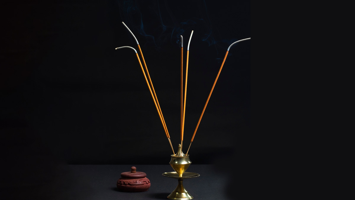 बाजार से खरीदने के बजाए घर पर इन चीजों से बनाएं अगरबत्ती स्टैंड how