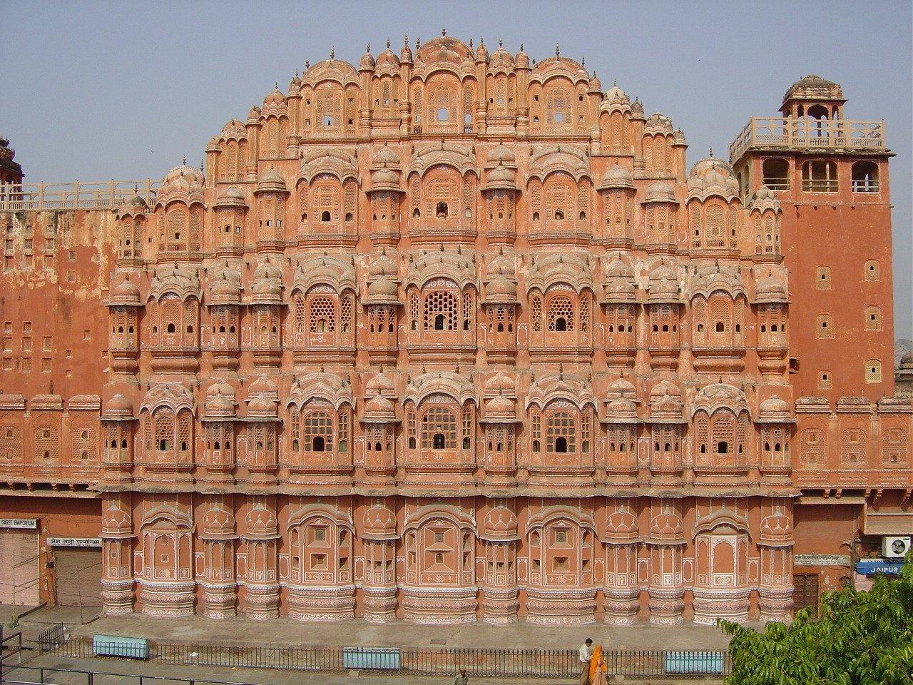 how many windows in hawa mahal