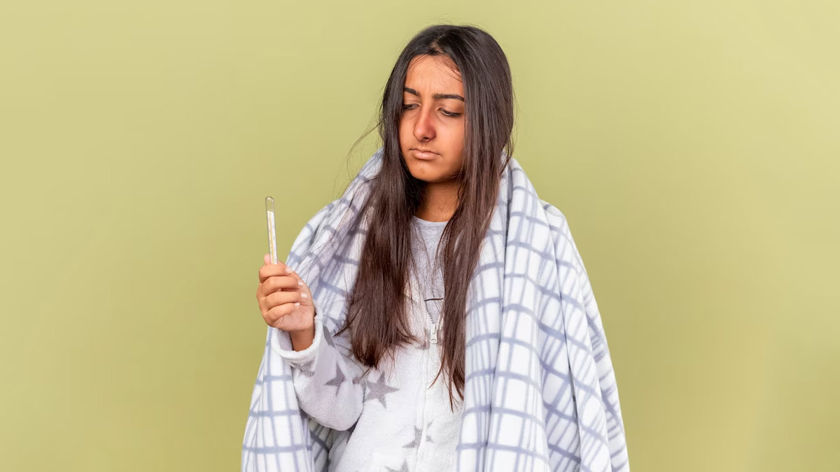 क्या फीवर में नहाना सही है या नहीं? एक्सपर्ट से जानिए सही जवाब is it