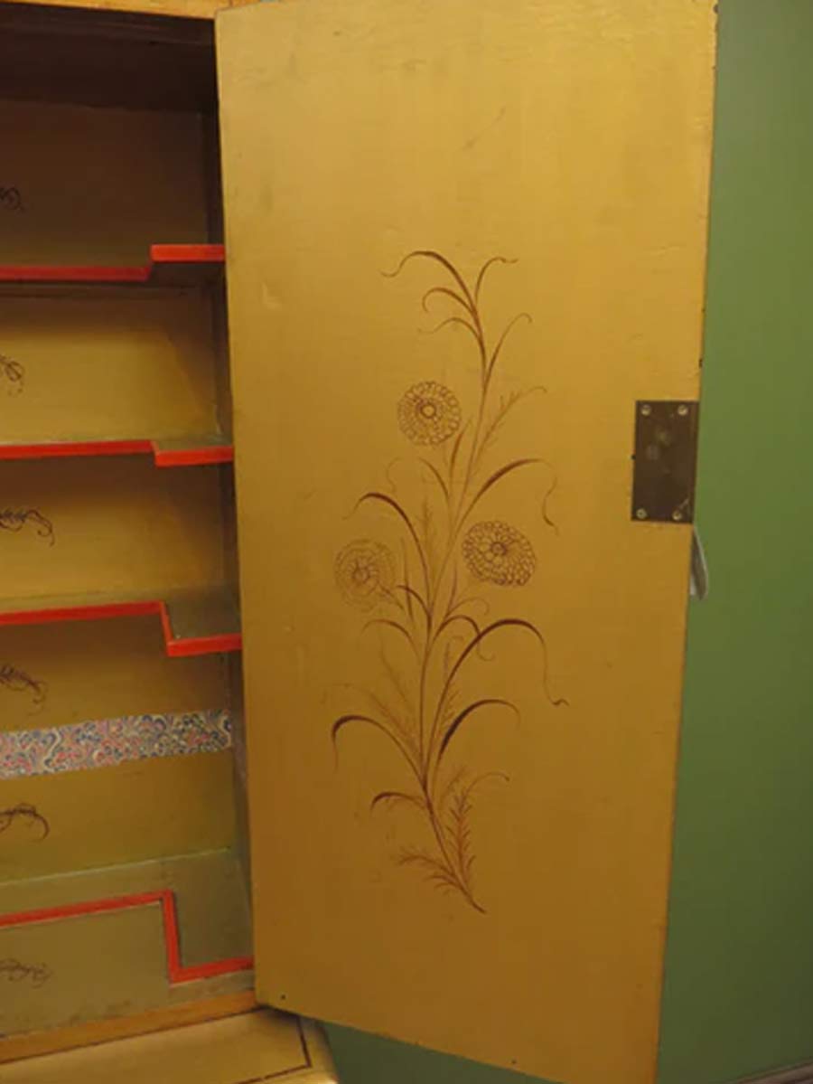 how to make old wooden almirah look new