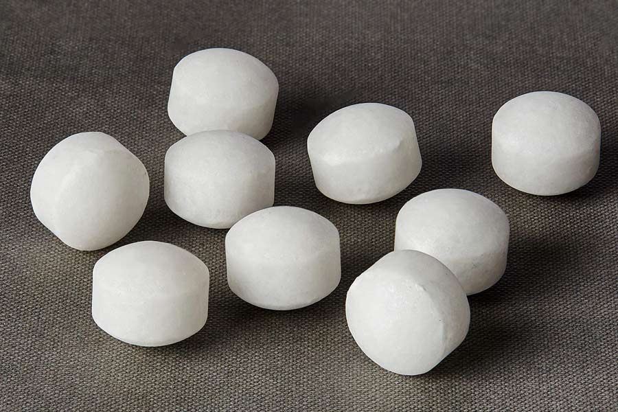 how to use naphthalene balls for mice problem