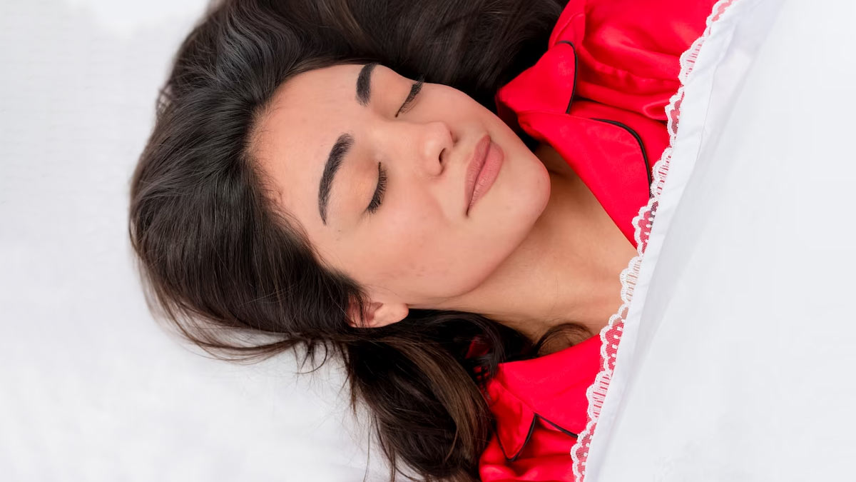 क्या आप भी रात में ब्रा पहन कर सोती हैं? यहां जानिए इसके नुकसान is it safe to sleep in bra at