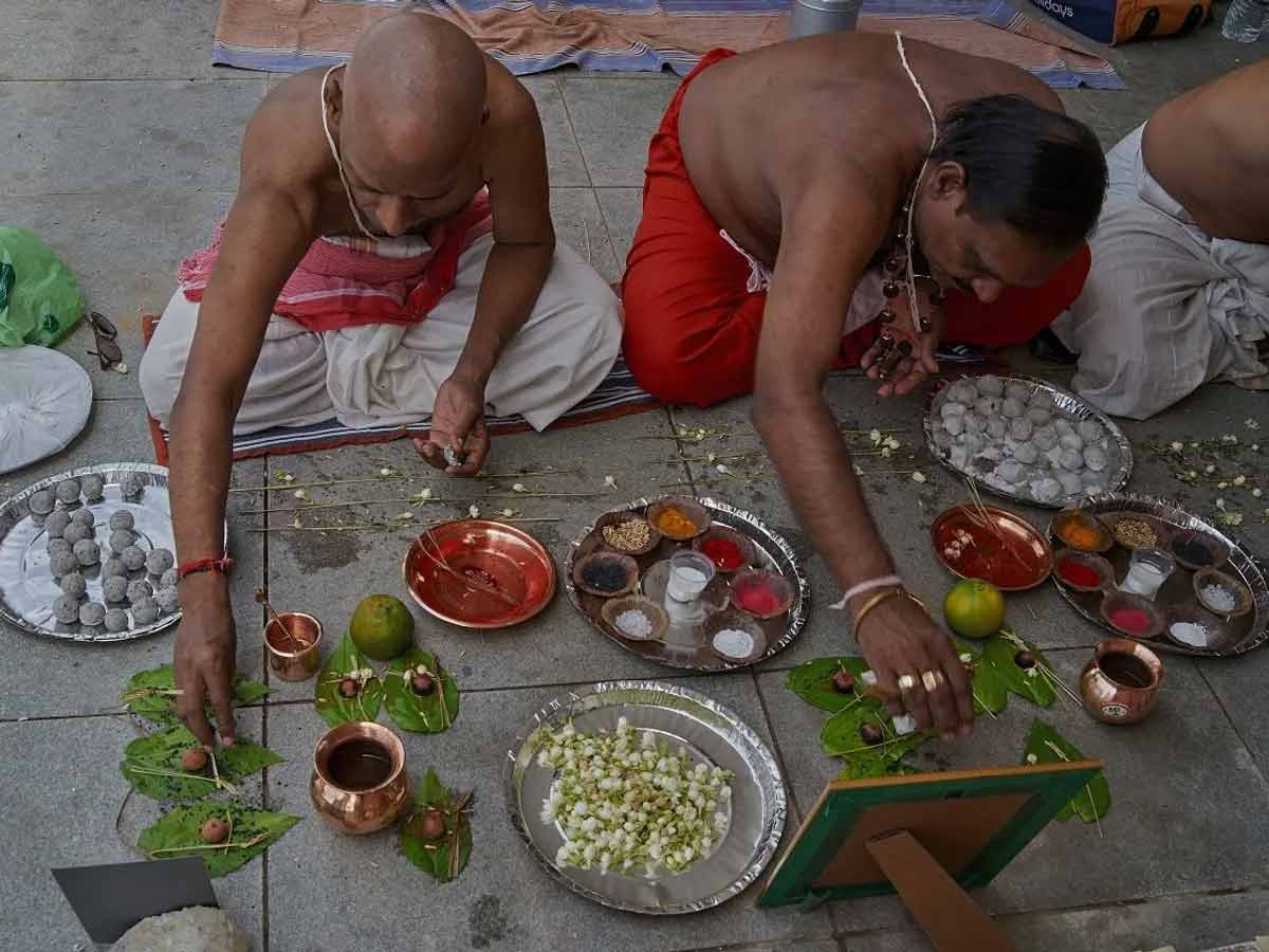 Pitru Paksha 2023: कौन पहुंचाता है पितरों तक खाना? | who delivers shradh food to the ancestors | HerZindagi