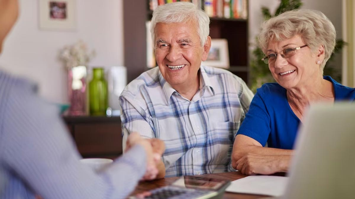 बुजुर्ग रिश्तेदारों के लिए 5 उपहार विचार जो जल्द ही सेवानिवृत्ति गृह में जा  सकते हैं