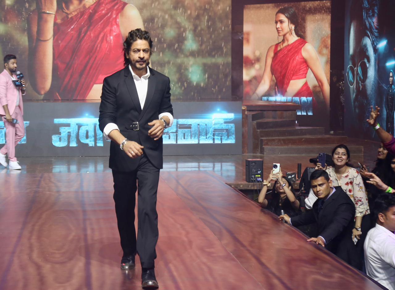 shah rukh khan grand entrance