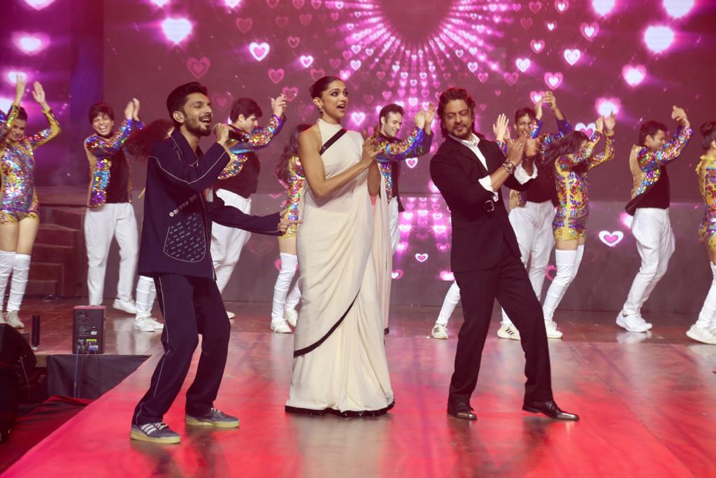 srk deepik dancing on jawan song