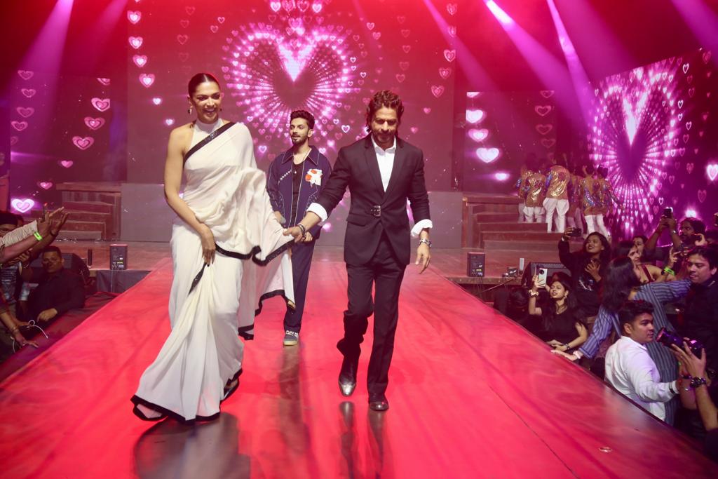 srk deepika walking down the stage