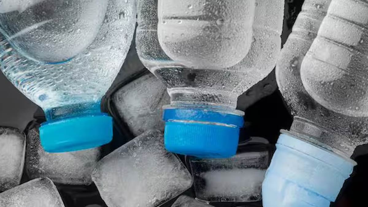 बिना फ्रिज प्लास्टिक बोतल में पानी को रखना चाहती हैं ठंडा,अपनाएं ये