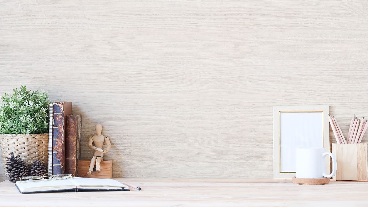 Is it okay to keep a mirror on office desk