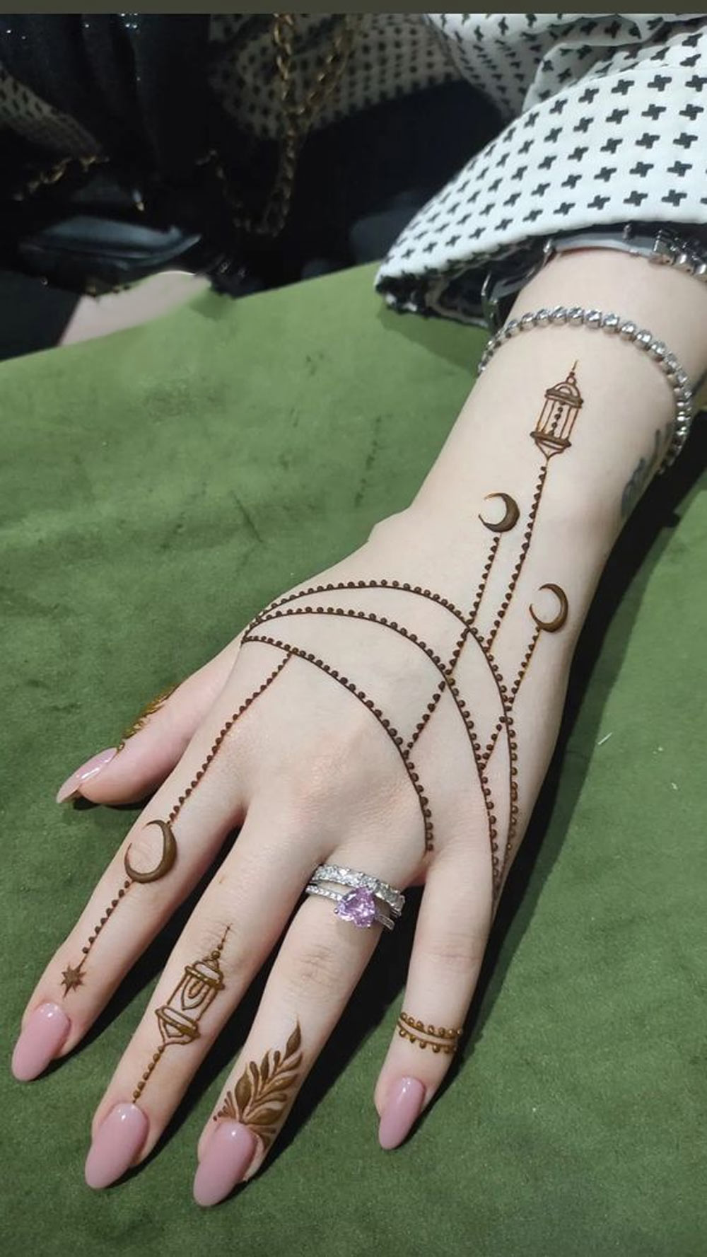 Minimal Mehndi Design