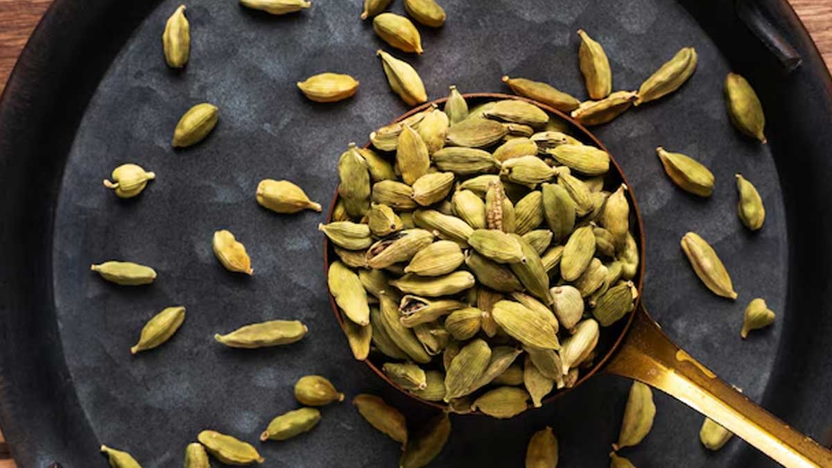 खाना खाने के बाद चबाएं किचन का यह मसाला, सेहत को मिलेंगे जबरदस्त फायदे | benefits of eating cardamom after meal | HerZindagi