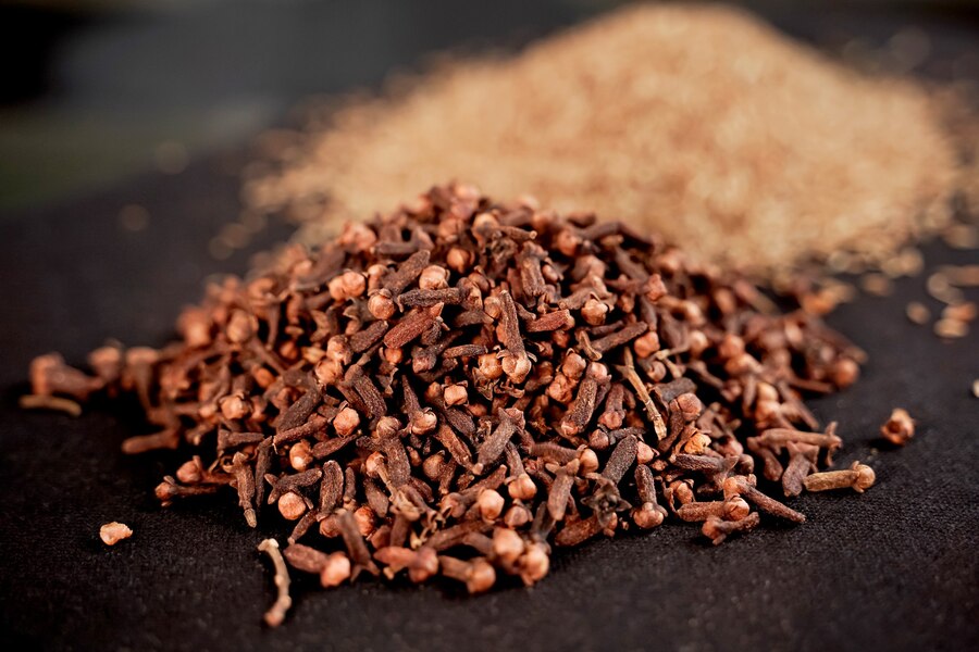 clove chewing benefits