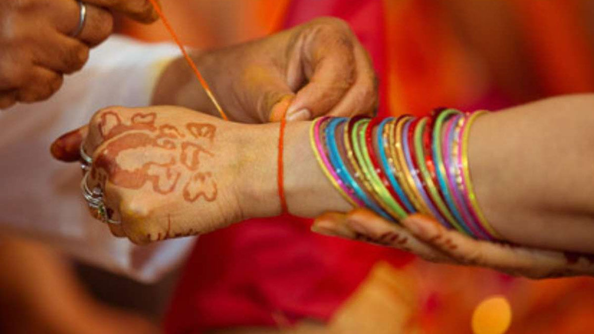 how to wear kalava in hand