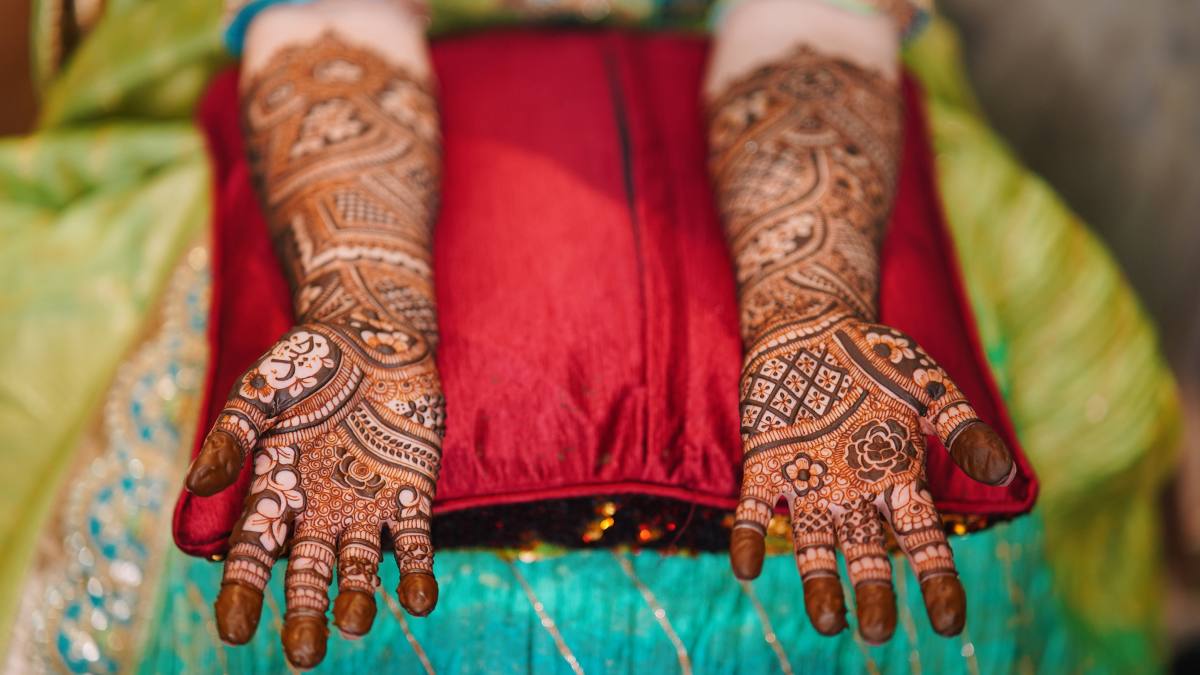 10 Beautiful Jaal Mehndi Designs For Brides | HerZindagi