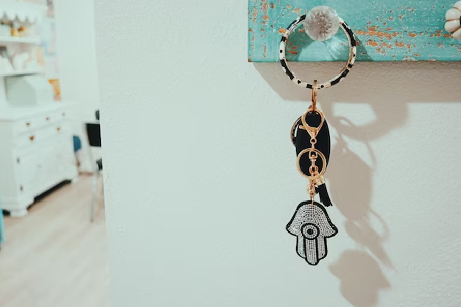 वास्तु अनुसार घर में टांगे कीहोल्डर, आएगी पॉजिटिविटी vastu tips for hanging key holder in the