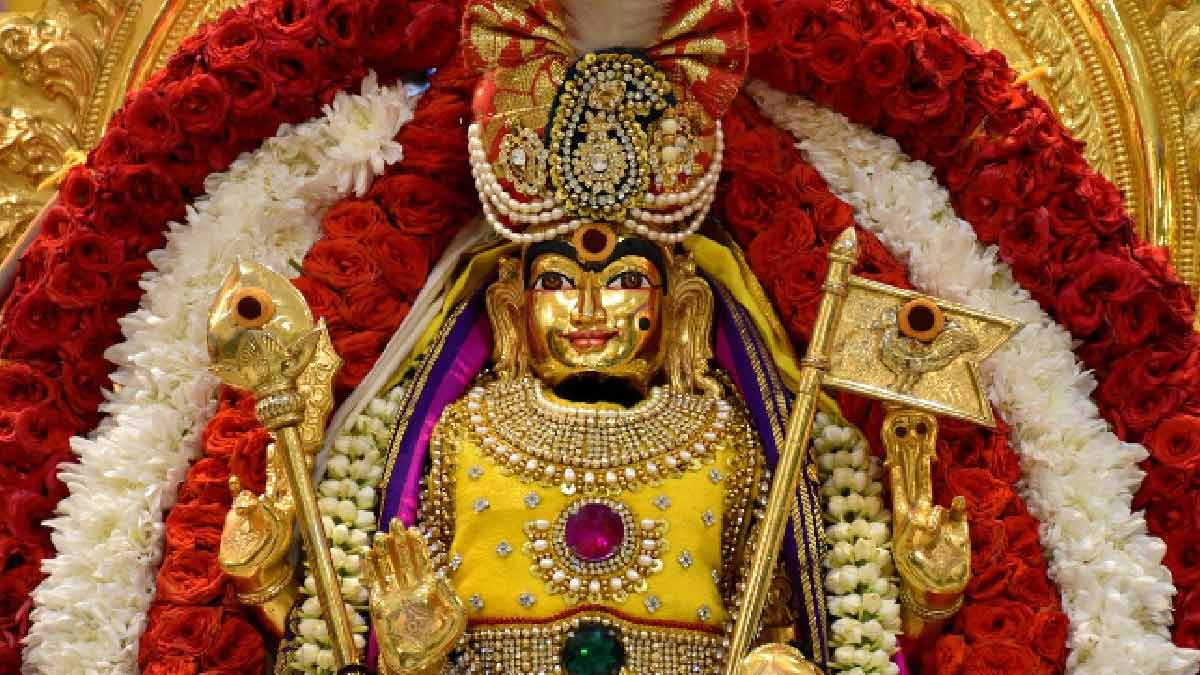 आखिर क्यों हर एक पूजा में सबसे पहले होता है कुल देवी या देवता का पूजन |  significance of kuldevi devta puja | HerZindagi