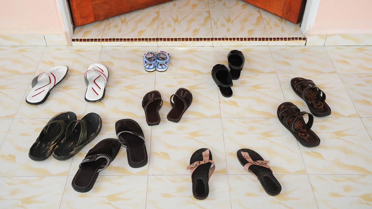 reason not to keep slippers at home main door