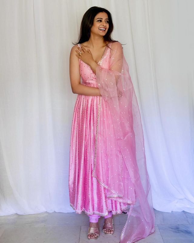 sleeveless suit design