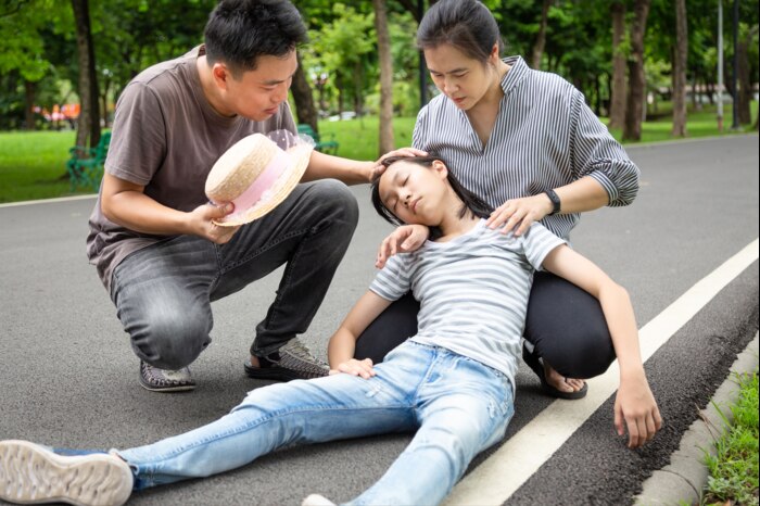 things to do immediately when someone collapses from heatstroke 