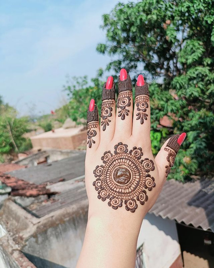 Circular Arabic Mehndi Design