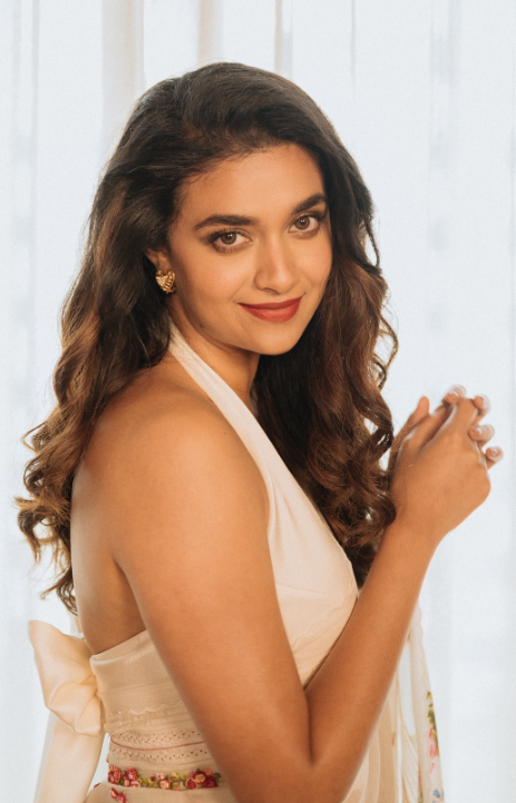 Keerthy Suresh’s White Bow Tie Blouse Design