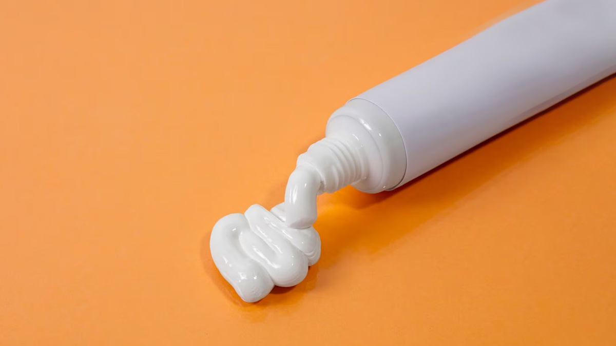 Toothpaste tips for cleaning stainless steel bottle