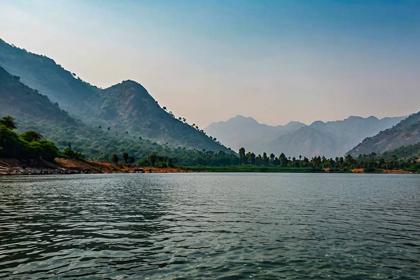 What is the problem with Anasagar Lake ()