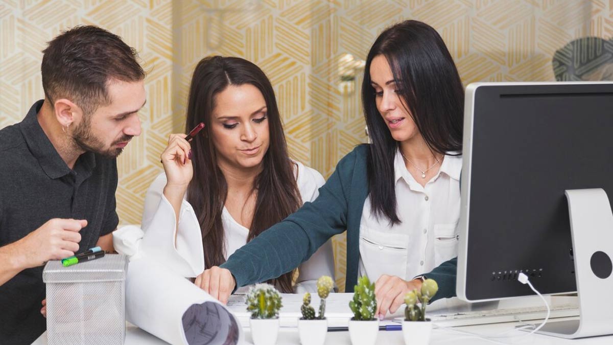 What is the qualification for front office manager, What do you need to become a Front office manager ()