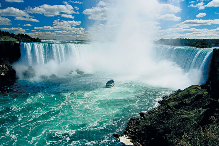 कनाडा घूमने जाएं तो जरूर करें ये चीजें | things to do in canada | HerZindagi